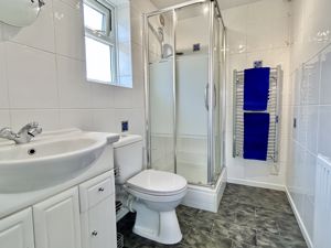 Master En-suite- click for photo gallery